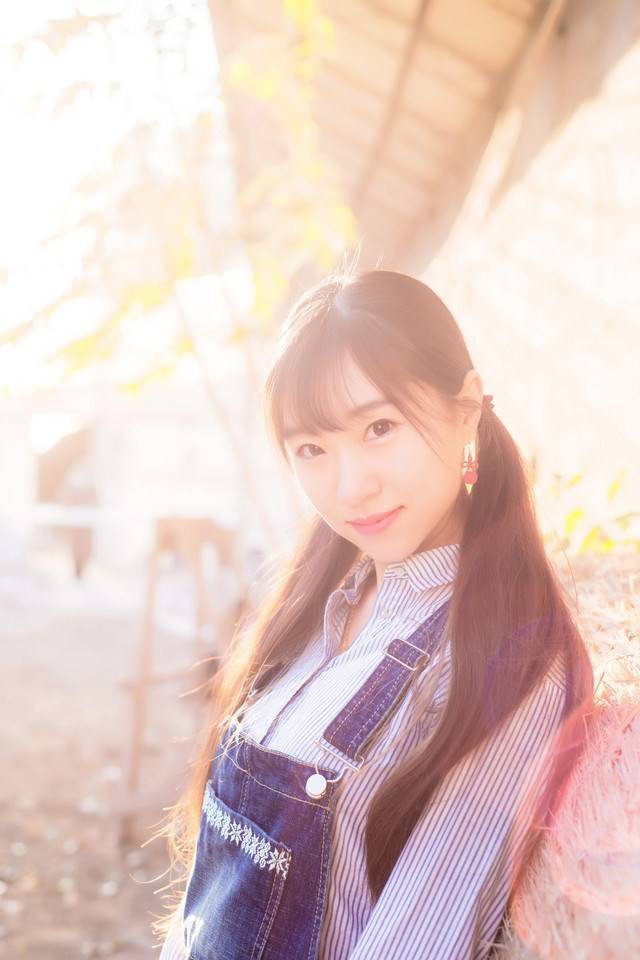 可爱甜美少女秋日唯美人体艺术写真