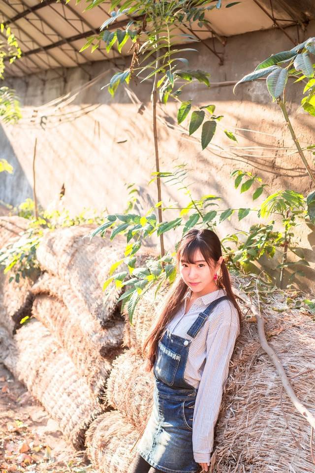 可爱甜美少女秋日唯美人体艺术写真