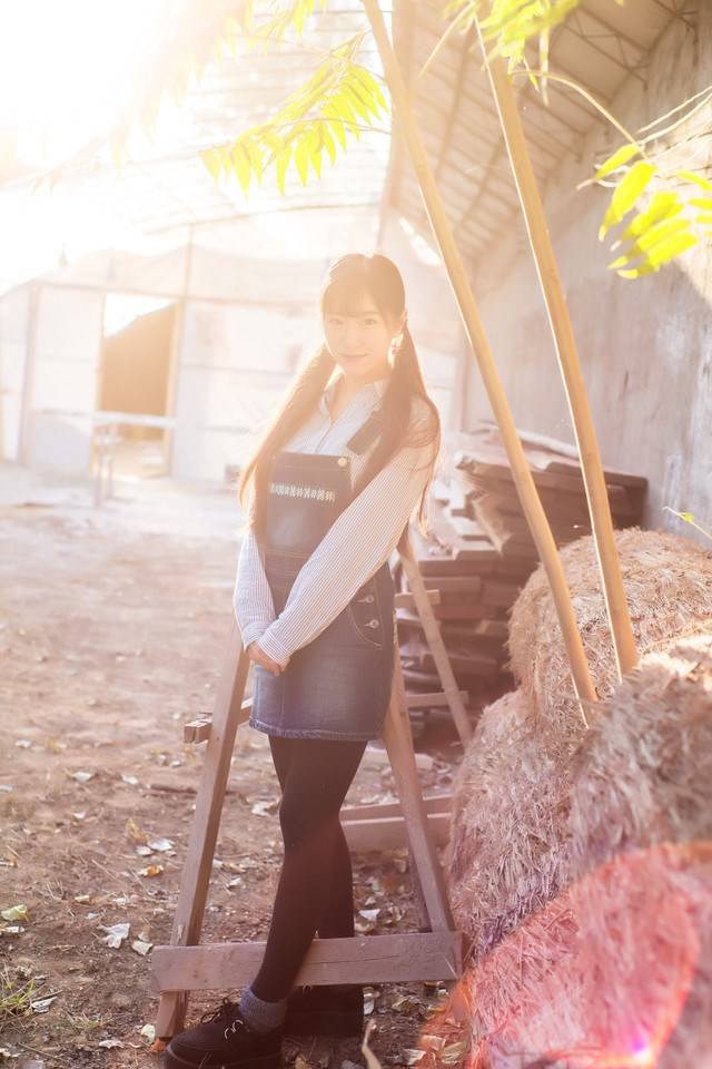 可爱甜美少女秋日唯美人体艺术写真