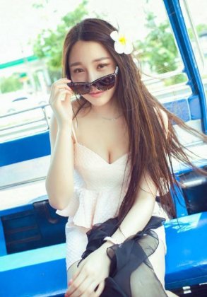 中国90后模特户外唯美人体艺术写真