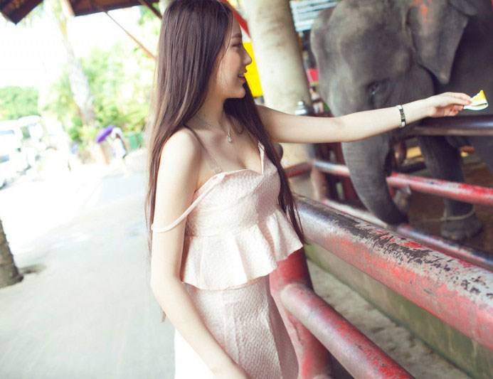 中国90后模特户外唯美人体艺术写真