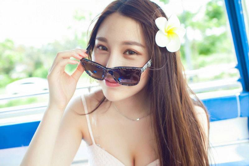 中国90后模特户外唯美人体艺术写真