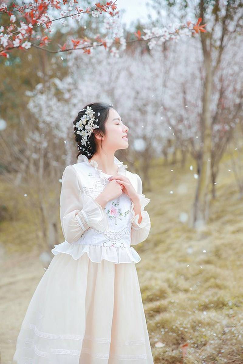 90后清纯少女白纱长裙唯美人体艺术写真