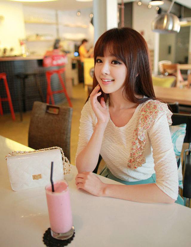 漂亮学妹清纯诱惑人体艺术写真