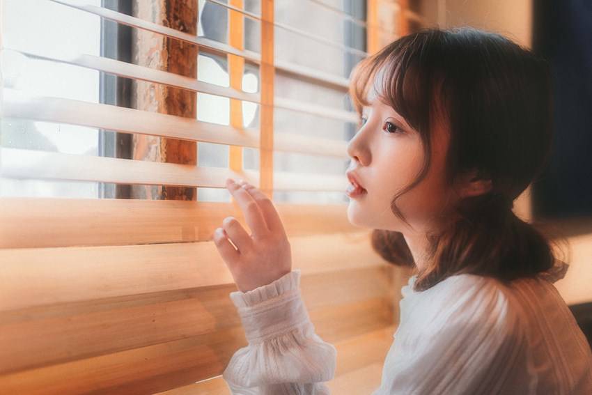 日本大眼睛女孩唯美意境人体写真