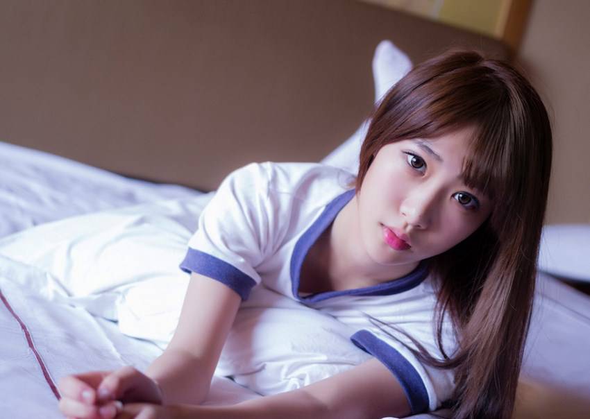 日本大眼睛女孩唯美意境人体写真