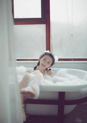 粉嫩少女大胆人体艺术写真