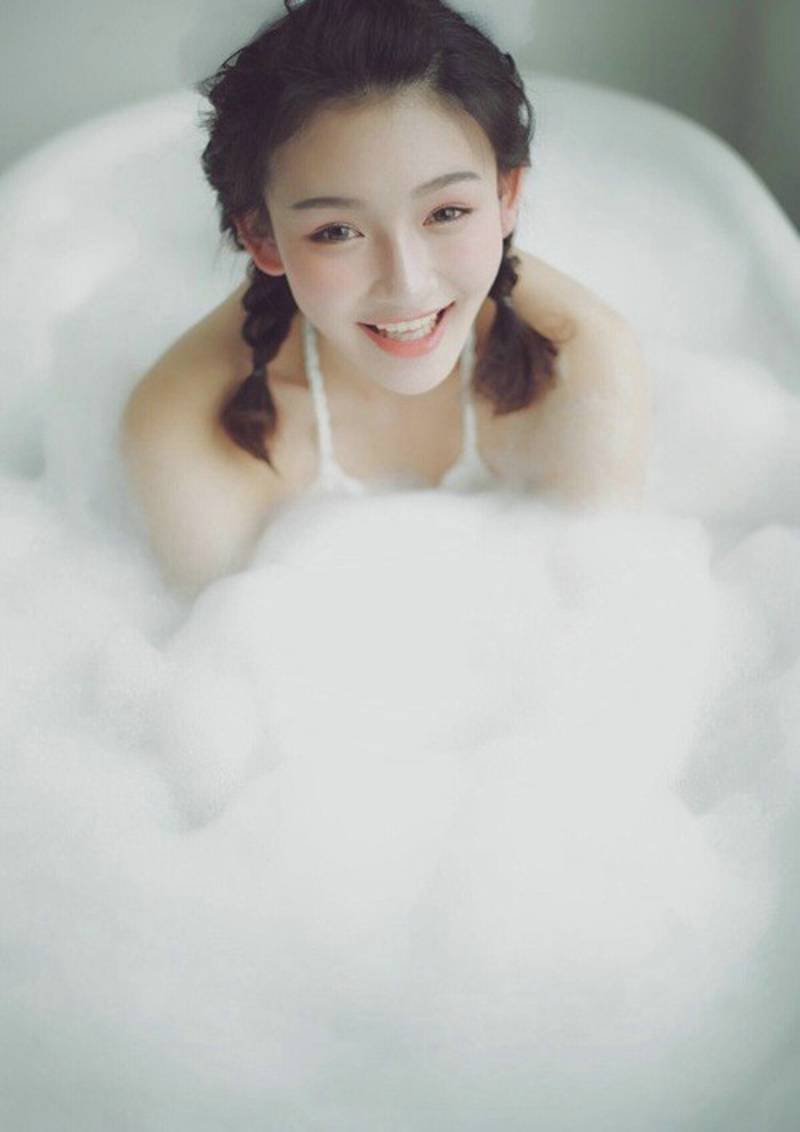 粉嫩少女大胆人体艺术写真