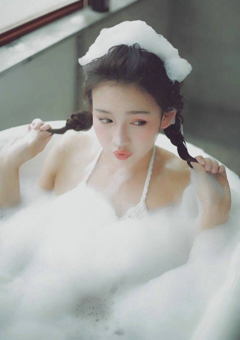 粉嫩少女大胆人体艺术写真