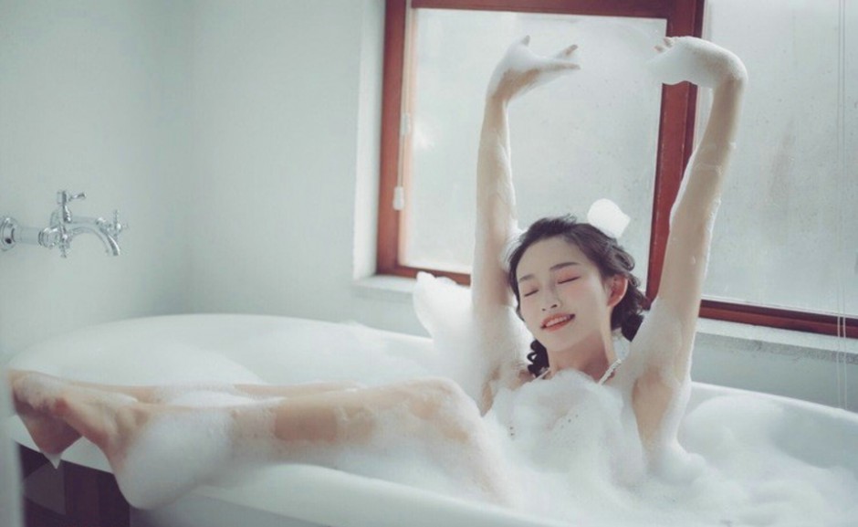 粉嫩少女大胆人体艺术写真