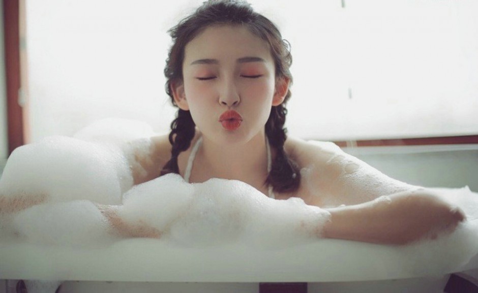 粉嫩少女大胆人体艺术写真