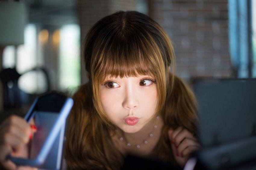 时尚气质美女咖啡馆人体艺术写真