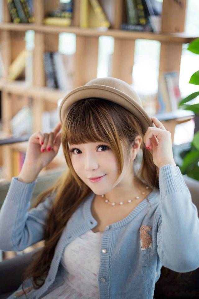 时尚气质美女咖啡馆人体艺术写真