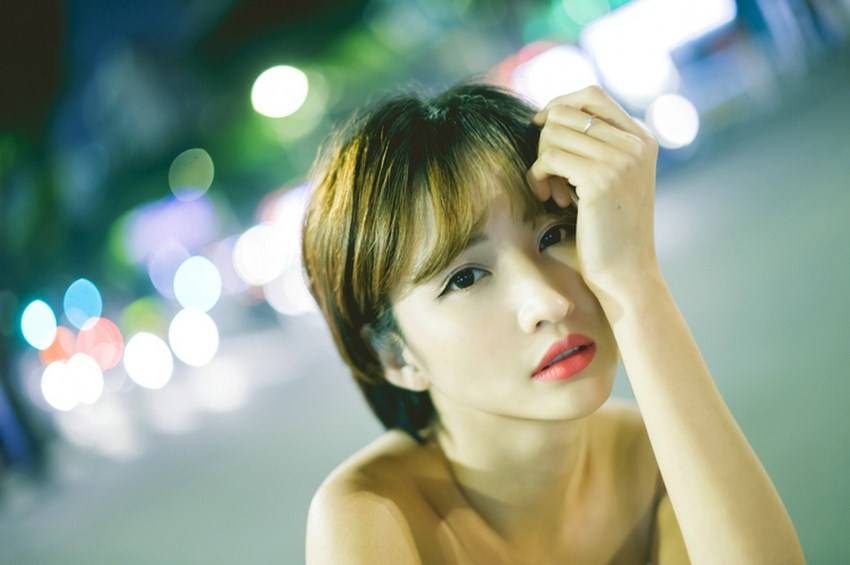 性感短发妹子深夜街头人体艺术写真