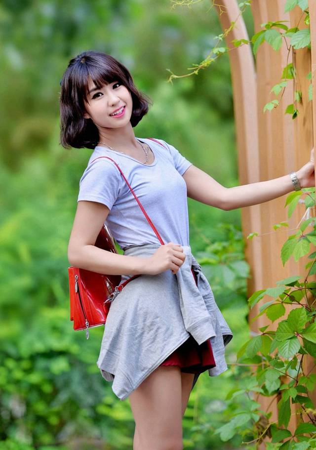 短发少女穿裙子户外人体艺术图片