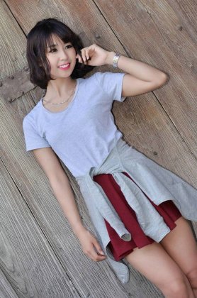 短发少女穿裙子户外人体艺术图片