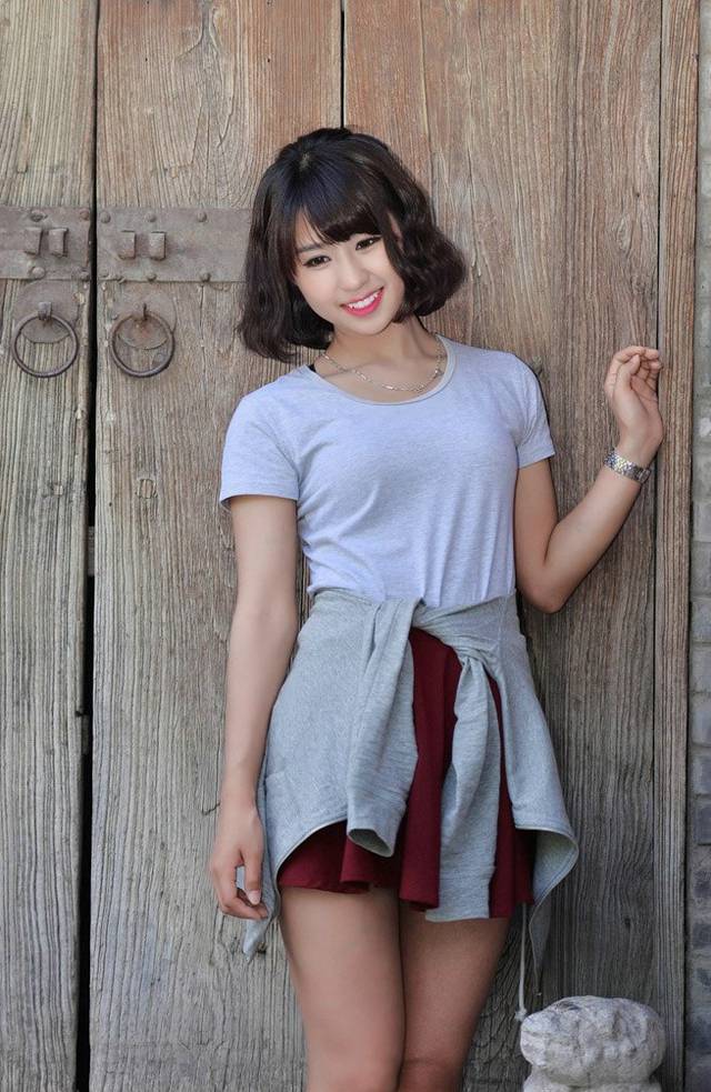 短发少女穿裙子户外人体艺术图片