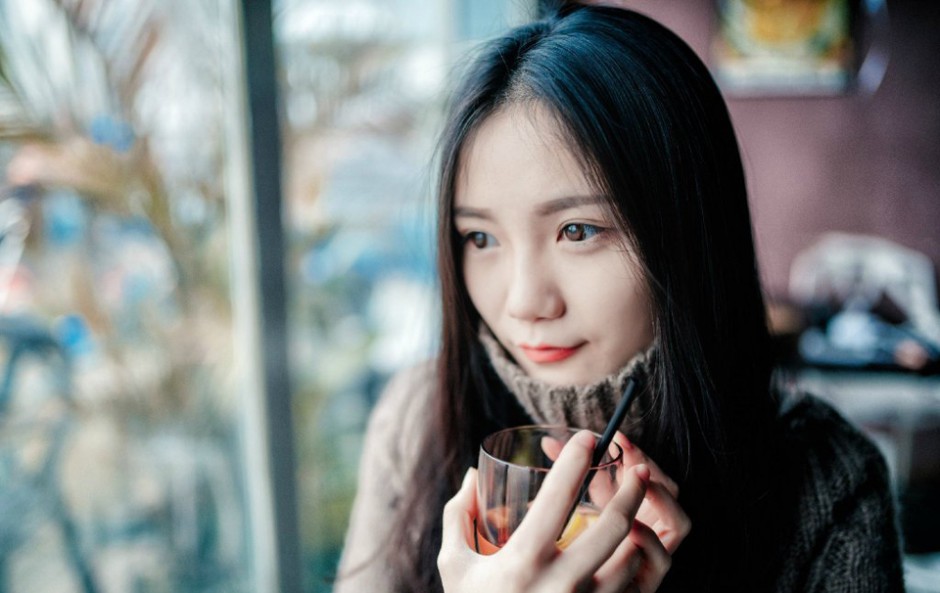 中国90后萌妹纸冬日甜美人体写真图片