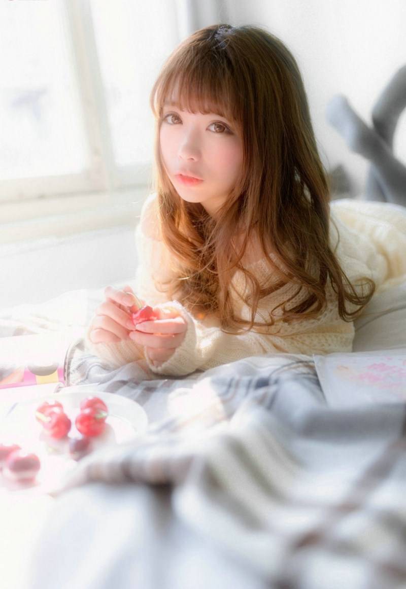 韩国清纯美女床上大胆人体艺术写真