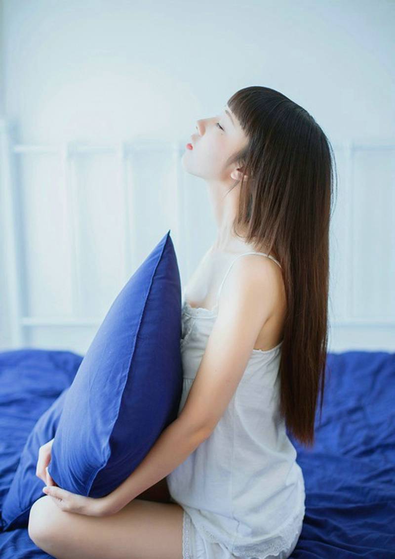 韩国可爱萝莉美女床上人体艺术写照