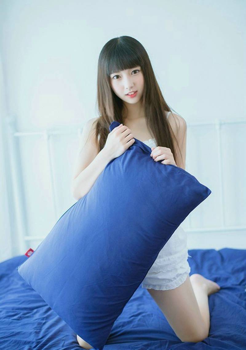 韩国可爱萝莉美女床上人体艺术写照