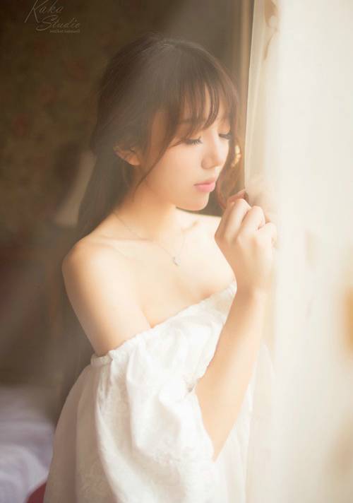 中国白皙美女玩转顶级人体艺术