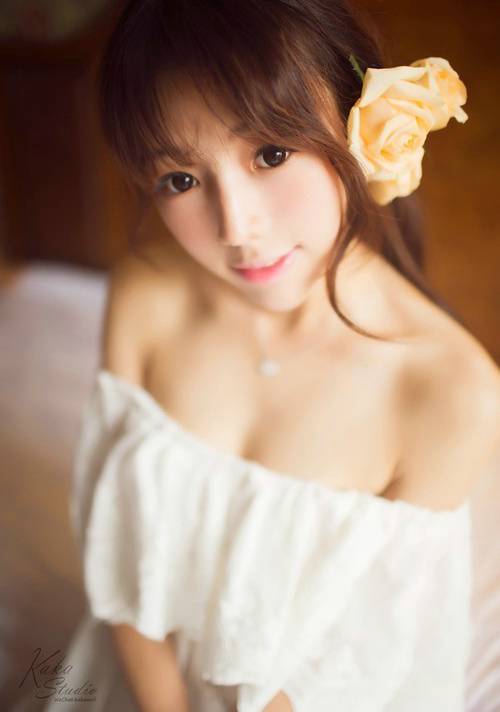 中国白皙美女玩转顶级人体艺术