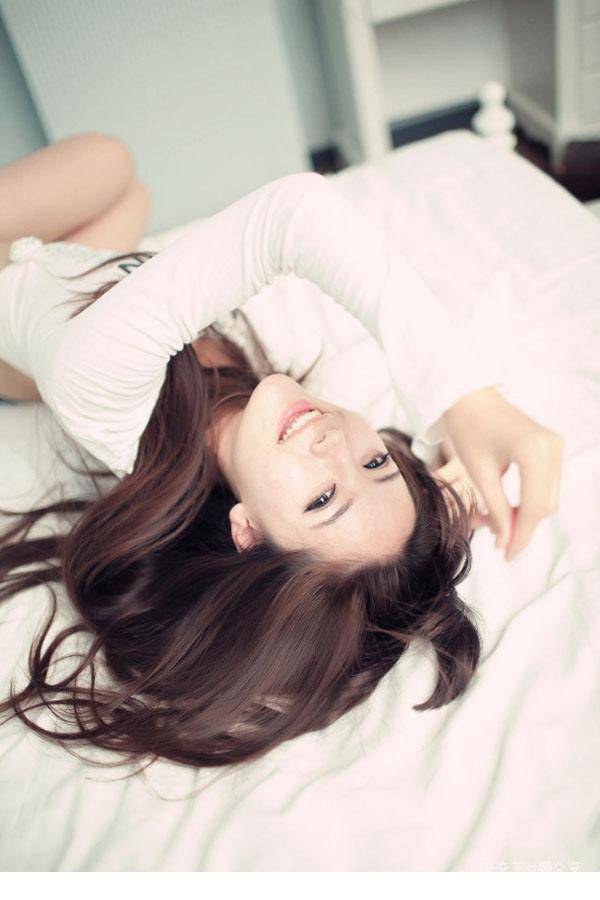 嫩模床上性感人体摄影图片