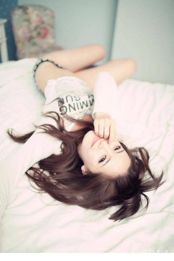 嫩模床上性感人体摄影图片