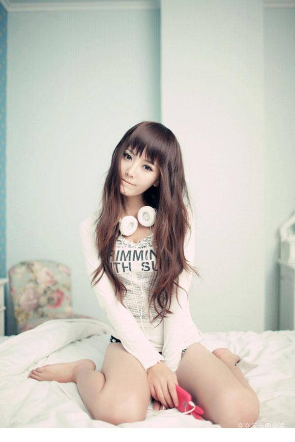 嫩模床上性感人体摄影图片