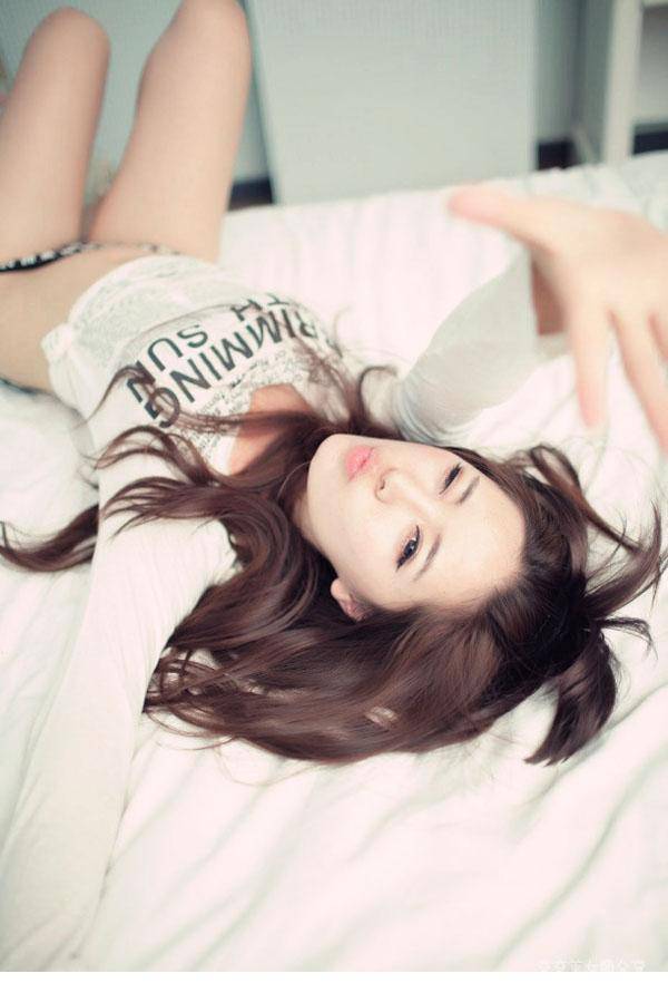 嫩模床上性感人体摄影图片