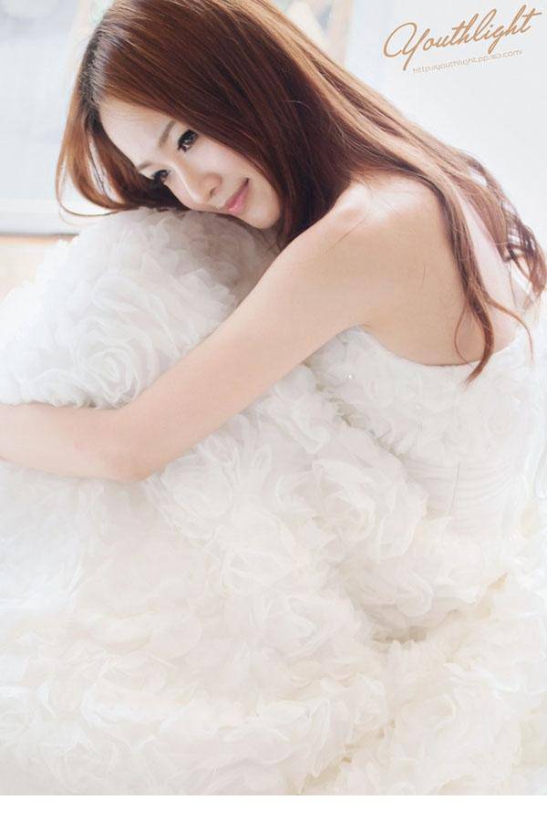 唯美漂亮少女白色婚纱人体写真