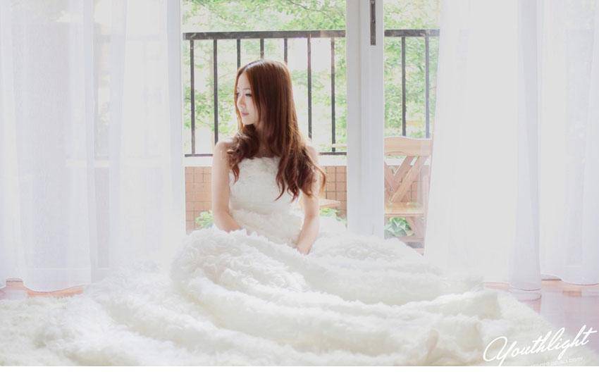 唯美漂亮少女白色婚纱人体写真