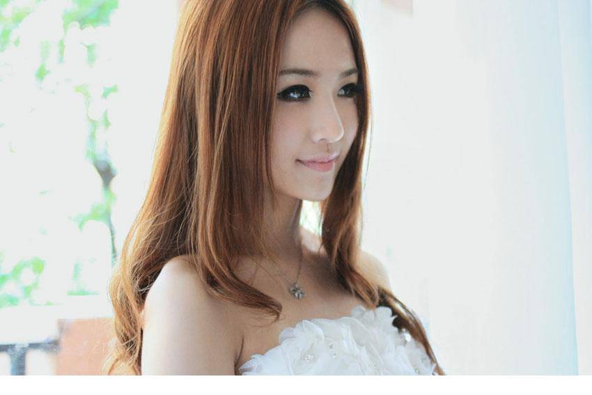 唯美漂亮少女白色婚纱人体写真