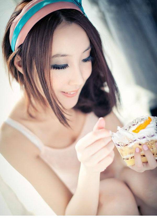 身材高挑的甜美少女人体艺术写真