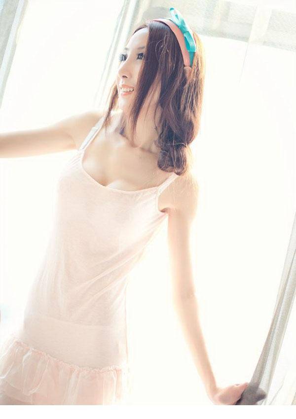 身材高挑的甜美少女人体艺术写真