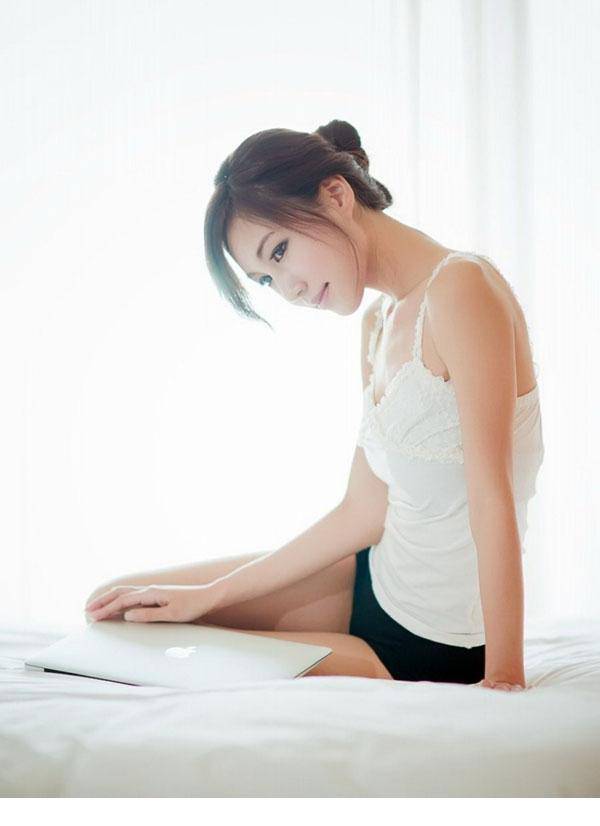 90后清纯少女唯美私房人体艺术照