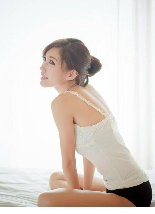 90后清纯少女唯美私房人体艺术照