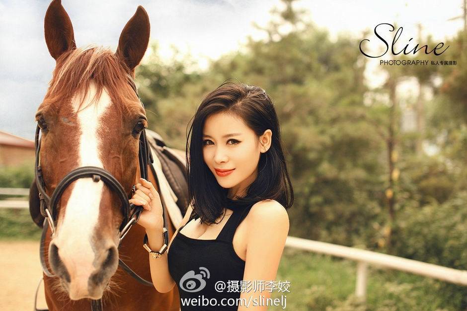 90后性感女神施沐希时尚人体艺术写真