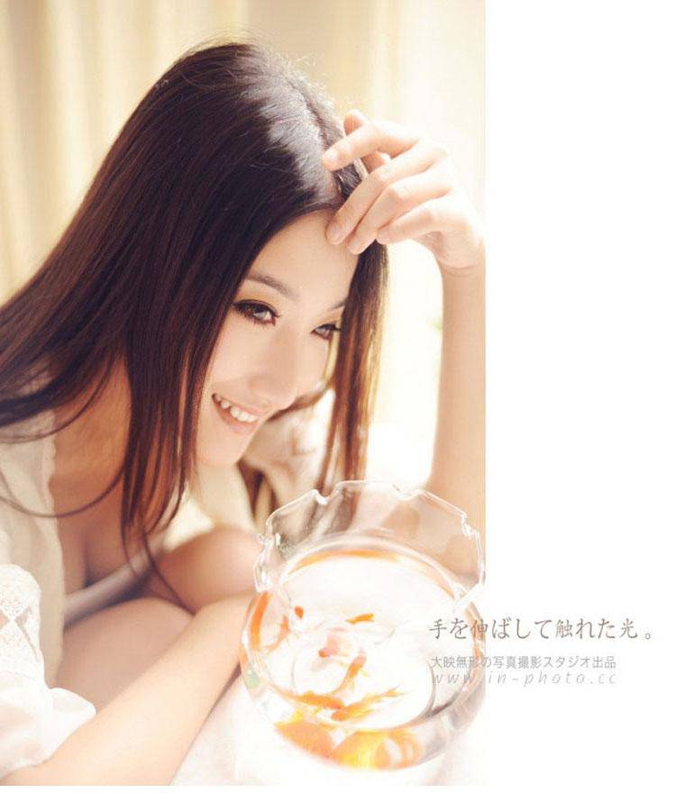 中国长发女模特唯美人体艺术写真