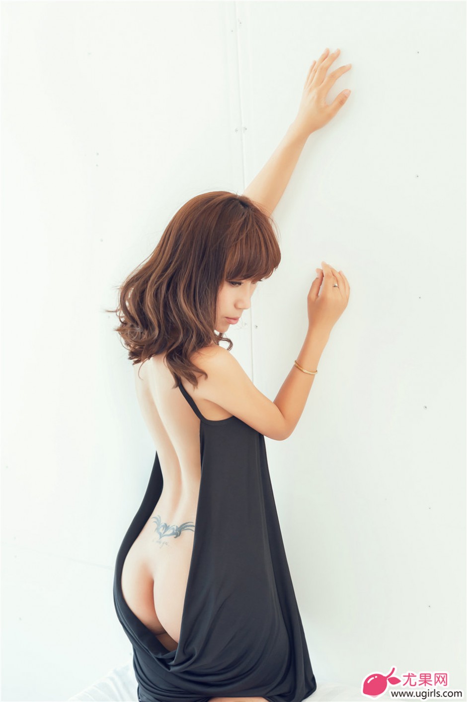 90后嫩模美女田依依大胆人体艺术写真