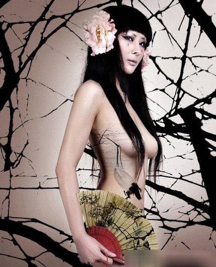 妖娆俄罗斯美女人体彩绘诱惑照片