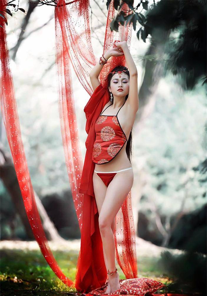 美女演绎古典风情人体艺术写真