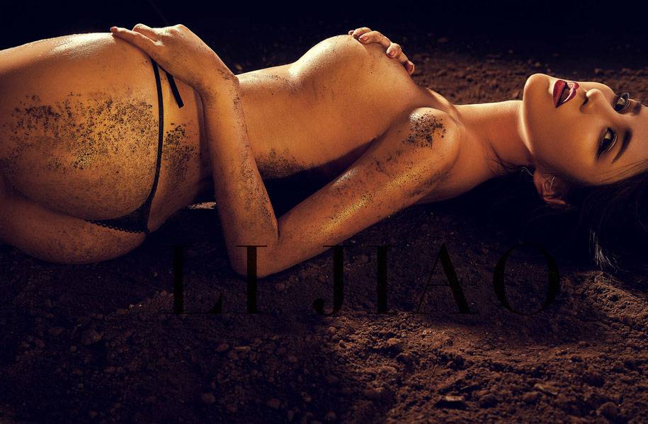 美女七喜泥土意境人体艺术图片欣赏