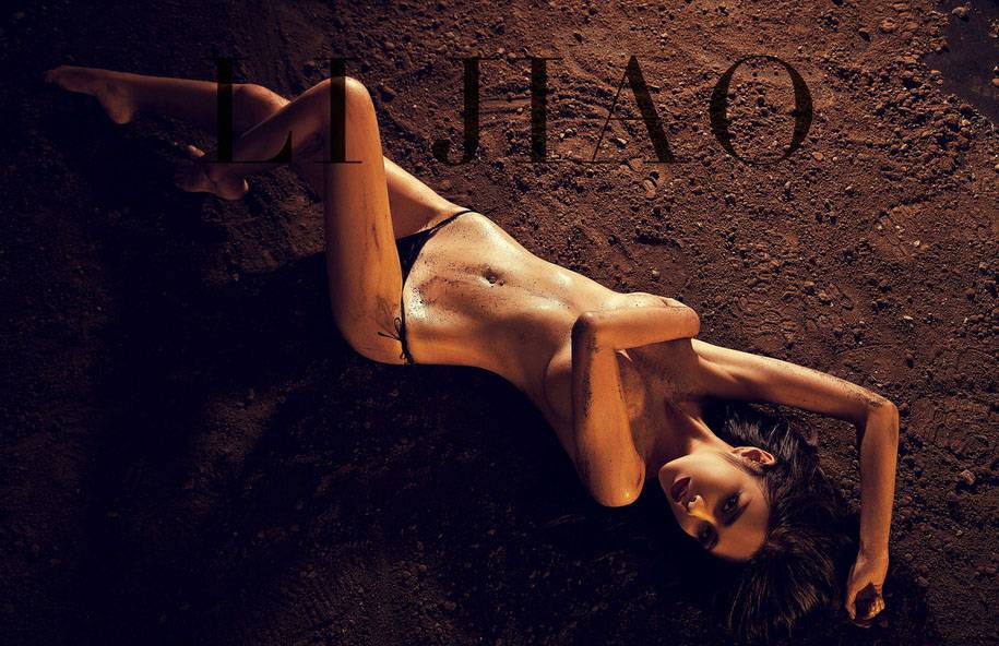 美女七喜泥土意境人体艺术图片欣赏