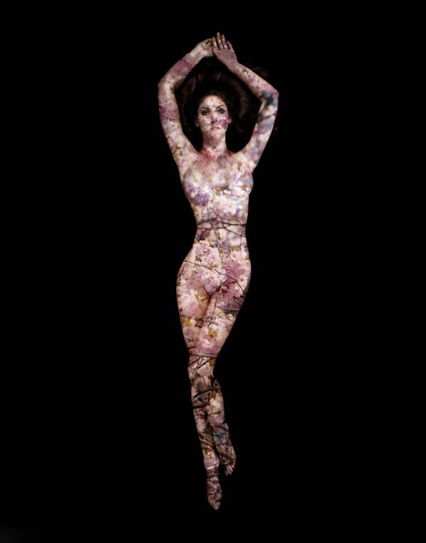 美女演绎人体光影彩绘艺术组图