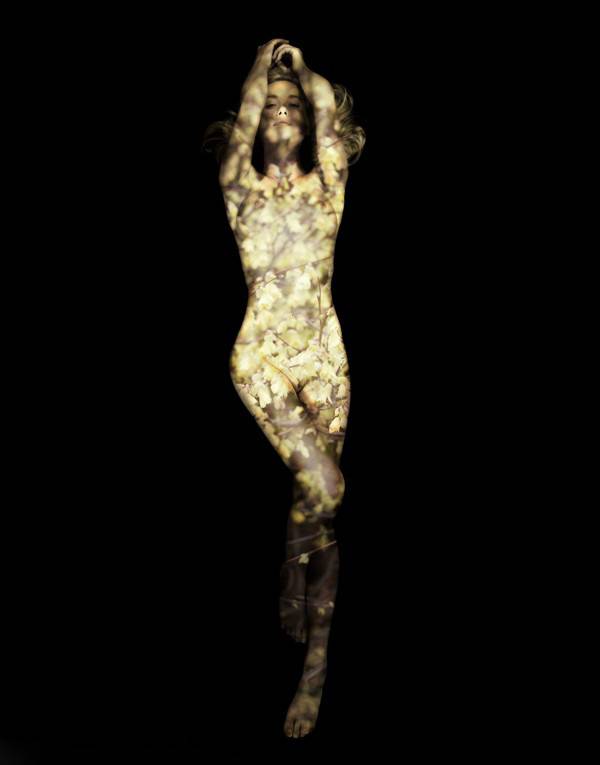 性感美女演绎光影人体彩绘写真