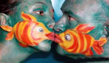 创意有爱的强悍一吻人体彩绘