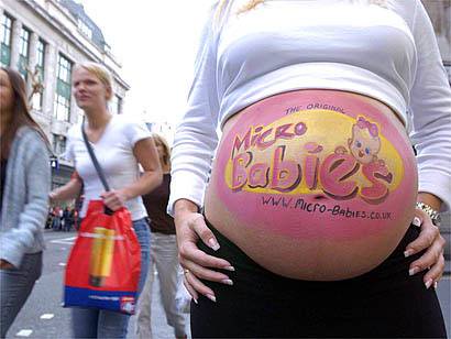 幸福孕妇的创意人体肚皮彩绘图片