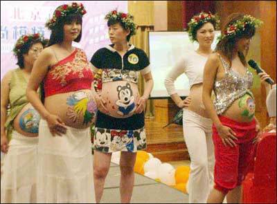 幸福孕妇的创意人体肚皮彩绘图片